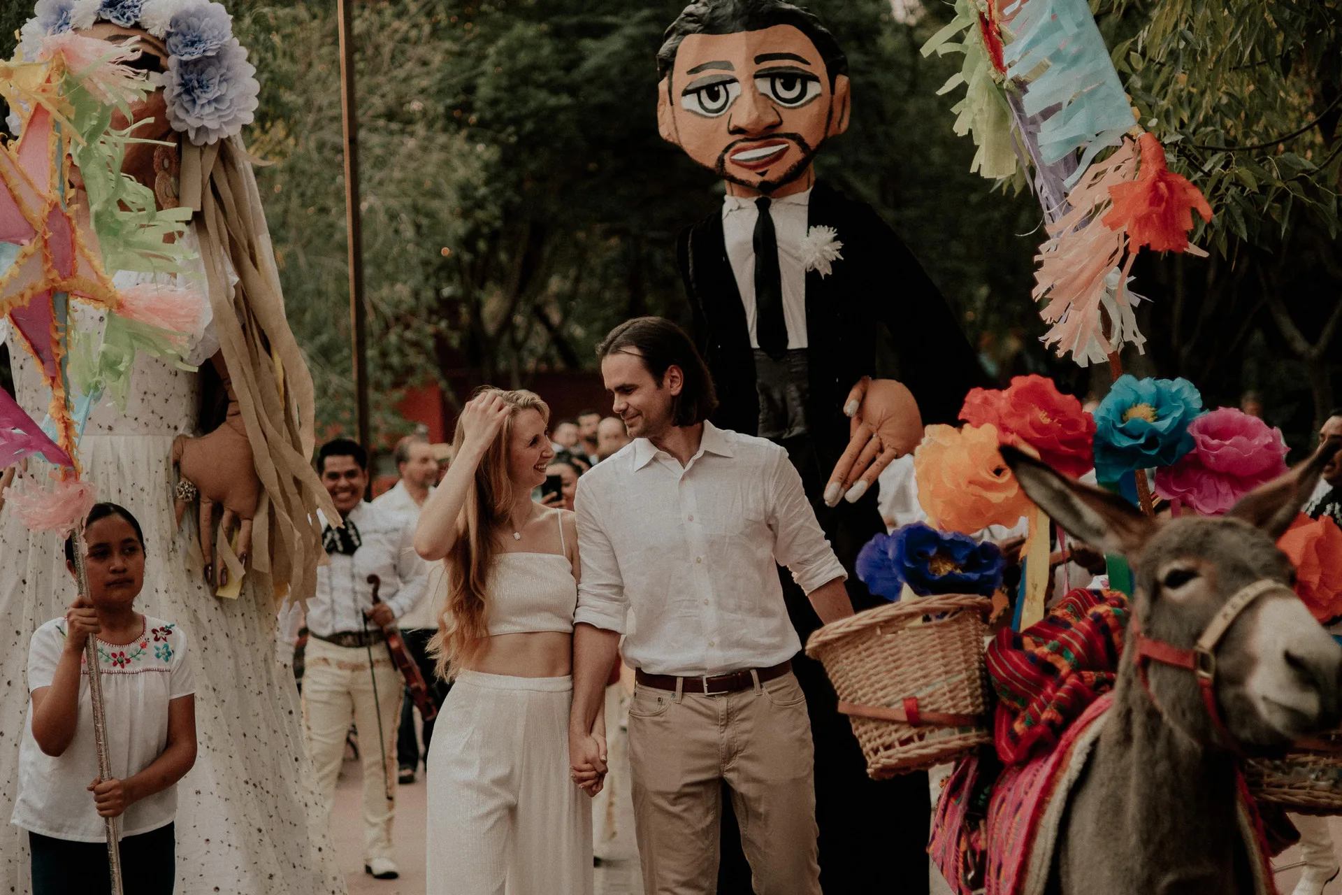 Wedding callejoneada with a festive mojiganga