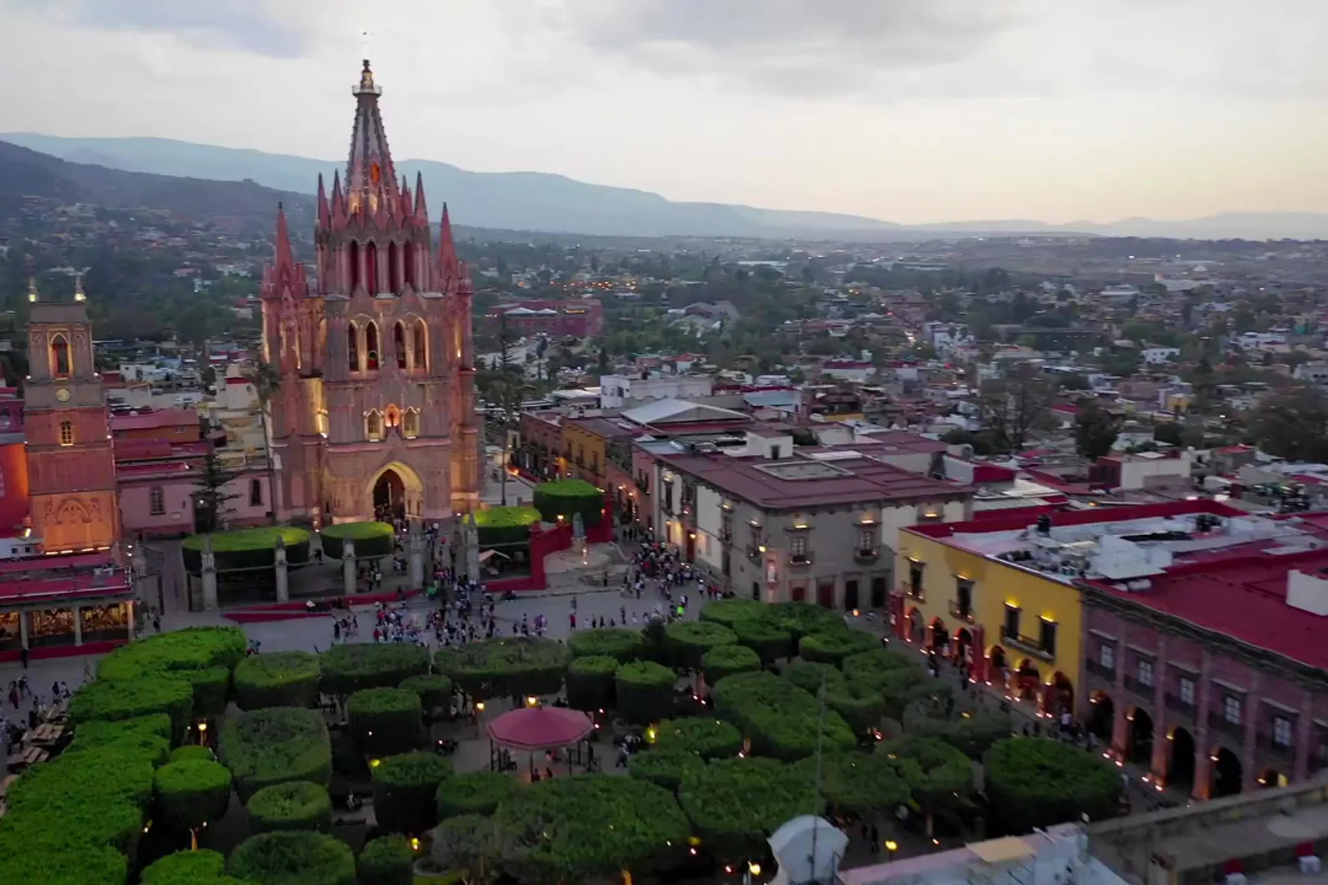 Vista aérea de la Parroquia de San Miguel Arcángel y el Jardín en San Miguel de Allende