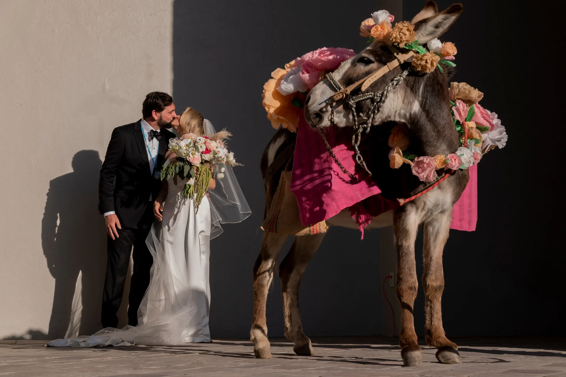 Wedding couple posing beside a colorful mojiganga