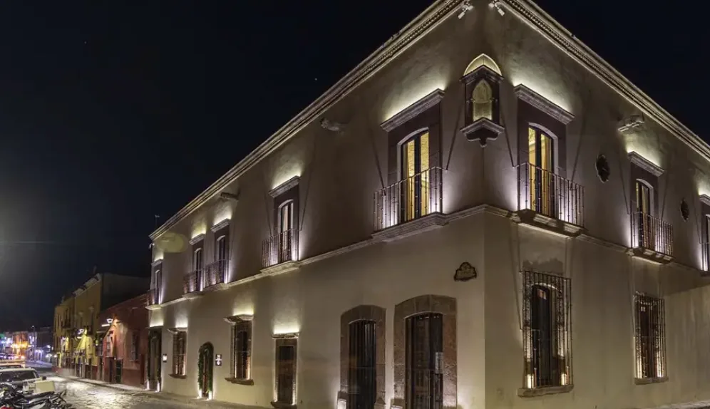Illuminated exterior of Casa 1810 at night