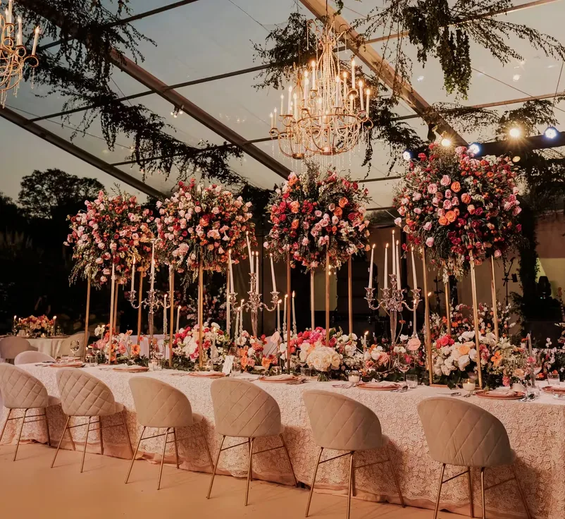 Candlelit wedding table beneath a transparent tent at Rosewood San Miguel de Allende